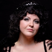 Smoky_eyes_and_curly_hair_burlesque